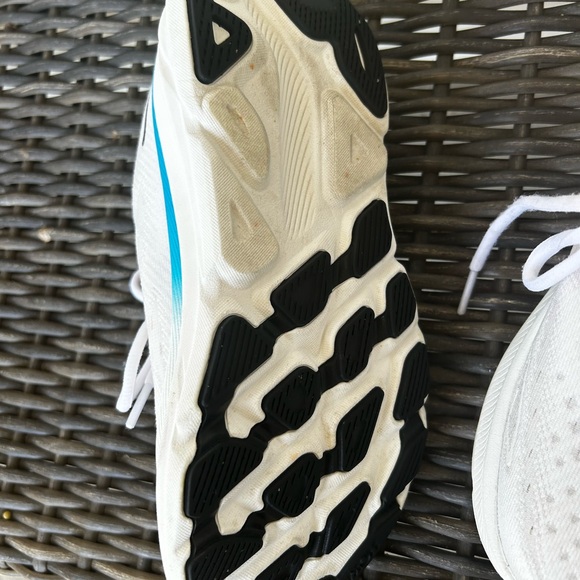 Hoka White and Blue Sneakers with Maximalist Cushioning Hoka clifton9 sz6 - Picture 4 of 4